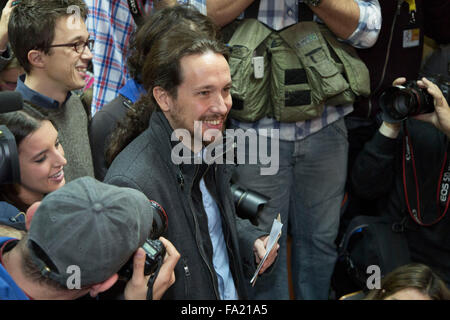 Madrid, Spagna. Xx Dec, 2015. Pablo Iglesias, leader dell'ala sinistra formazione Pademos, arriva in corrispondenza di una stazione di polling per gettare il suo voto a Madrid, capitale della Spagna, il 20 dicembre, 2015. Le elezioni generali di Spagna ha dato dei calci a fuori la domenica. © Javier/Xinhua/Alamy Live News Foto Stock