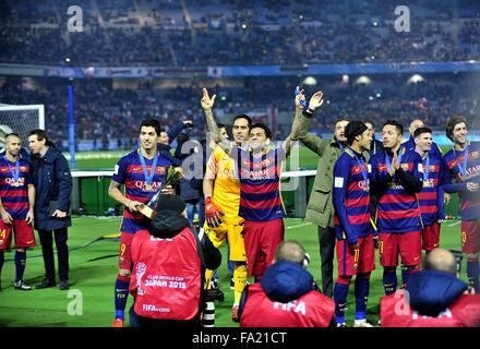 20 dicembre 2015 - Yokohama Kanagawa, Giappone - Il F.C Barcelona squad celebrando con il suo trofeo dopo la sconfitta la partita tra FC. Barcellona e C.A River Plate 3 : 0 all'International Stadium Yokohama. (Credito Immagine: © Marcio Machado via ZUMA filo) Foto Stock