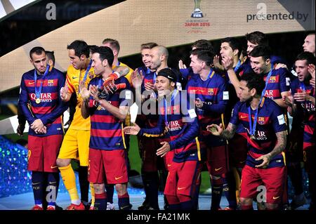 20 dicembre 2015 - Yokohama Kanagawa, Giappone - Il F.C Barcelona squad celebrando con il suo trofeo dopo la sconfitta la partita tra FC. Barcellona e C.A River Plate 3 : 0 all'International Stadium Yokohama. (Credito Immagine: © Marcio Machado via ZUMA filo) Foto Stock