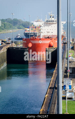 Portarinfuse Panamax nave che entra serrature Gatun, il canale di Panama. Panama Foto Stock