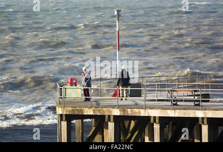 Aberystwyth, Wales, Regno Unito 20 dicembre 2015. La gente a prendere vantaggio della unusal tempo caldo per il tempo dell'anno. Alta venti mix Foto Stock