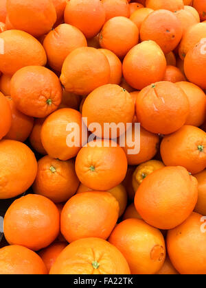 Display a colori di arance nel mercato della frutta Foto Stock
