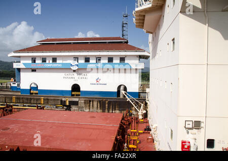 Nave passando attraverso le serrature Gatun, il canale di Panama. Panama Foto Stock