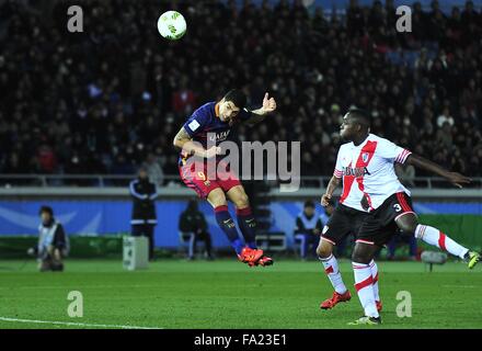 20 dicembre 2015 - Yokohama Kanagawa, Giappone - FC Barcelona avanti LUIAS SUAREZ rigature il suo obiettivo durante il match tra FC Barcellona vs C.A River Plate all'International Stadium Yokohama. (Credito Immagine: © Marcio Machado via ZUMA filo) Foto Stock