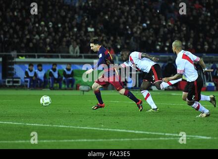 20 dicembre 2015 - Yokohama Kanagawa, Giappone - FC Barcelona avanti Lionel MESSI (C) in azione durante il match tra c.a River Plate vs F.C Barcellona a International Stadium Yokohama. (Credito Immagine: © Marcio Machado via ZUMA filo) Foto Stock