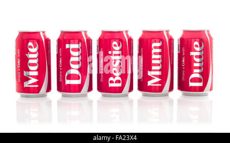 Cinque lattine di coca-cola e condividere una Coca Cola con mamma e papà, Mate. Bestie e Dude su sfondo bianco Foto Stock