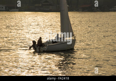 A Belgrado, in Serbia - Due colleghi godetevi la vela in un micro-class yacht in un assolato pomeriggio autunnale presso il fiume Sava Foto Stock