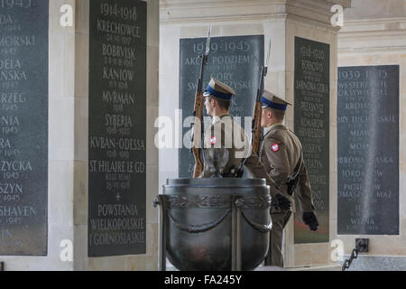 Varsavia, Polonia - Luglio, 08: la tomba del Milite Ignoto in Piazza Pilsudski, il 08 luglio, 2015. Tomba della sconosciuta con etern Foto Stock