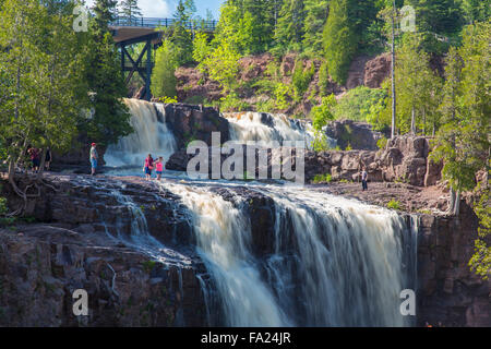 Cascate sul fiume ai ribes in uva spina stato parco sulla riva nord del Lago Superior in Minnesota Foto Stock