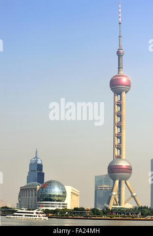 Orientare il Pearl Tower e il Quartiere Finanziario di Pudong, Shanghai, Cina Foto Stock