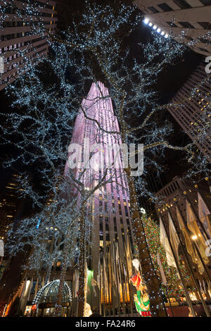 Vacanze inverno luci e decorazioni di Natale al Rockefeller Plazza con il Rockefeller Center, Midtown Manhattan, a New York City. Foto Stock