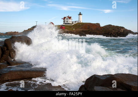 Onde che si infrangono lungo la costa rocciosa vicino al faro Nubble nel Maine a marea alta. Si tratta di una delle più fotografate attrazioni sul Seacoast. Foto Stock