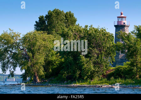 Torre in pietra di Mulino a Vento Point lighthouse circondato da verdi alberi sulla riva del lago Champlain, nel Vermont. Foto Stock