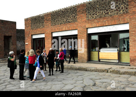 Il cafe bar, Pompei, la città romana sepolta nella lava vicino a Napoli città patrimonio mondiale UNESCO 1997, regione Campania, Italia Foto Stock