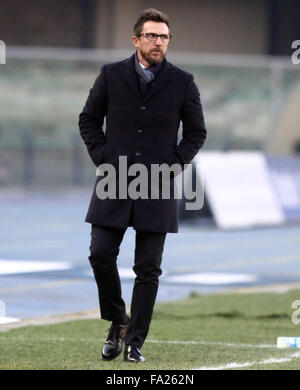 Verona, Italia. Xx Dicembre, 2015. Sassuolo è capo allenatore Eusebio di Francesco guarda durante il campionato italiano di una partita di calcio tra Hellas Verona FC v US Sassuolo calcio il 20 dicembre, 2015 presso lo Stadio Bentegodi di Verona. Credito: Andrea Spinelli/Alamy Live News Foto Stock