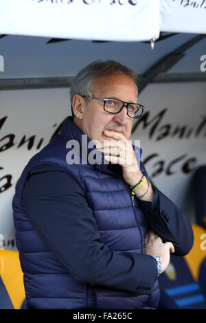 Verona, Italia. Xx Dicembre, 2015. Hellas Verona il capo allenatore Luigi Delneri guarda prima il Campionato Italiano di una partita di calcio tra Hellas Verona FC v US Sassuolo calcio il 20 dicembre, 2015 presso lo Stadio Bentegodi di Verona. Credito: Andrea Spinelli/Alamy Live News Foto Stock