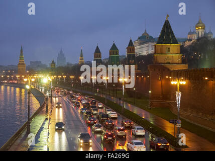 Il Cremlino terrapieno, il Cremlino a parete e il Cremlino. Vista dal grande Moskvoretsky bridge di notte Foto Stock