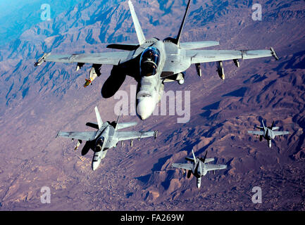 F/A-18 Super calabroni sulle montagne dell'Afghanistan. Foto Stock