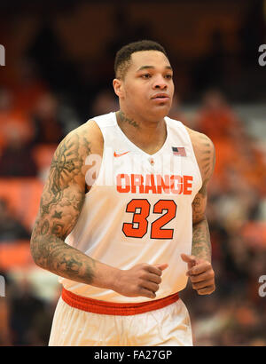 Syracuse, NY, STATI UNITI D'AMERICA. Xix Dec, 2015. Siracusa centro DaJuan Coleman (32) durante la seconda metà del gioco come Siracusa sconfitto Cornell 67-46 al Carrier Dome in Syracuse, New York. Foto di Alan Schwartz/Cal Sport Media/Alamy Live News Foto Stock