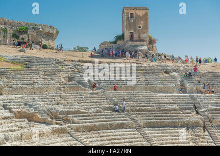 Sicilia Teatro Greco, vista dei turisti che visitano l'auditorium dell'antico teatro greco nel Parco Archeologico di Siracusa (Siracusa), Sicilia Foto Stock