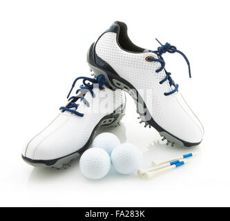 Moderne scarpe da golf con le palle e tees su sfondo bianco Foto Stock