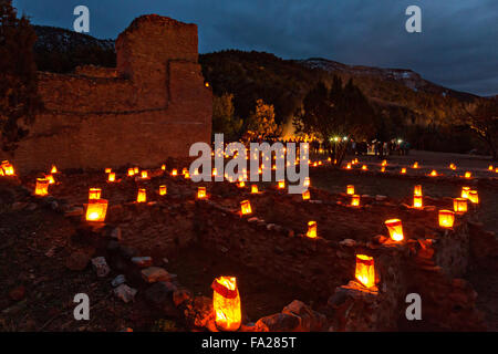 Il rudere di San José de los Jémez missione parte di Jemez Sito Storico illuminato da centinaia di piccole lanterne di carta conosciuta come la luminaria per celebrare le feste Dicembre 12, 2015 in Jemez Springs, Nuovo Messico. Il sito è in Jémez Indian Pueblo e contiene un inizio del XVII secolo la missione complessa. Foto Stock