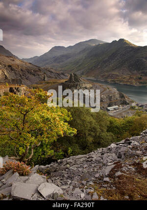 Una torre di roccia nel mezzo di Dinorwic cava di ardesia, Llanberis, Gwynedd, Galles del Nord, Regno Unito Foto Stock