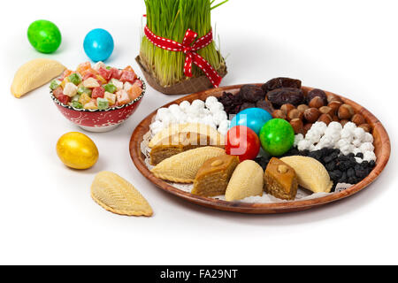 Uova colorate, grano molle e la caramella sul Nowruz vacanza da Azerbaigian Foto Stock