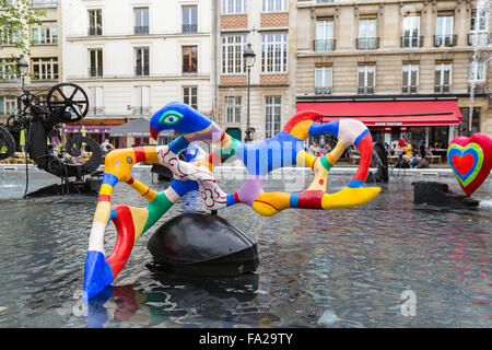 Parigi, Francia - 29 Maggio: Fontana Stravinsky vicino al Centro Georges Pompidou (Beaubourg) con l'arte moderna Foto Stock