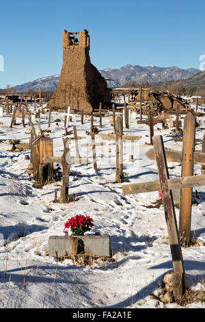 San Geronimo rovina Chiesa e cimitero di antiche Native American Taos Pueblo al di fuori di Taos, Nuovo Messico. Il pueblo sono considerati per essere uno dei più antichi abitata continuamente europee negli Stati Uniti ed è designato un Sito Patrimonio Mondiale dell'UNESCO. Foto Stock