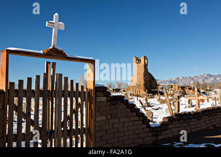 San Geronimo rovina Chiesa e cimitero di antiche Native American Taos Pueblo al di fuori di Taos, Nuovo Messico. Il pueblo sono considerati per essere uno dei più antichi abitata continuamente europee negli Stati Uniti ed è designato un Sito Patrimonio Mondiale dell'UNESCO. Foto Stock