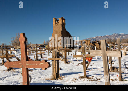 San Geronimo rovina Chiesa e cimitero di antiche Native American Taos Pueblo al di fuori di Taos, Nuovo Messico. Il pueblo sono considerati per essere uno dei più antichi abitata continuamente europee negli Stati Uniti ed è designato un Sito Patrimonio Mondiale dell'UNESCO. Foto Stock