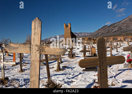 San Geronimo rovina Chiesa e cimitero di antiche Native American Taos Pueblo al di fuori di Taos, Nuovo Messico. Il pueblo sono considerati per essere uno dei più antichi abitata continuamente europee negli Stati Uniti ed è designato un Sito Patrimonio Mondiale dell'UNESCO. Foto Stock