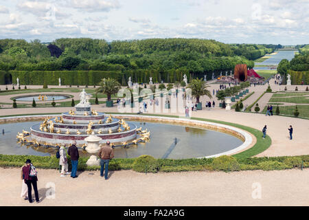 VERSAILLES Parigi, Francia - 30 Maggio: i visitatori in Garden Palace Versailles con laghetto ornamentale Foto Stock