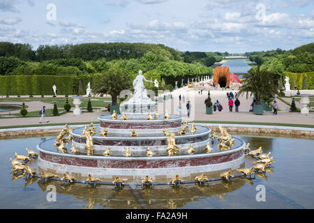 VERSAILLES Parigi, Francia - 30 Maggio: i visitatori in Garden Palace Versailles con laghetto ornamentale Foto Stock