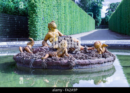Giardino con laghetto ornamentale di Palace Versailles vicino a Parigi, Francia Foto Stock