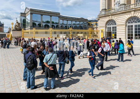 VERSAILLES Parigi, Francia - 30 Maggio: Lang le code di attesa dei visitatori il 30 maggio 2015 all'ingresso del Palazzo di Versailles Foto Stock