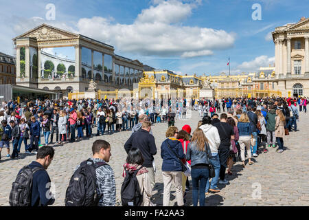 VERSAILLES Parigi, Francia - 30 Maggio: lunghe code di attesa dei visitatori il 30 maggio 2015 all'ingresso del Palazzo di Versailles Foto Stock