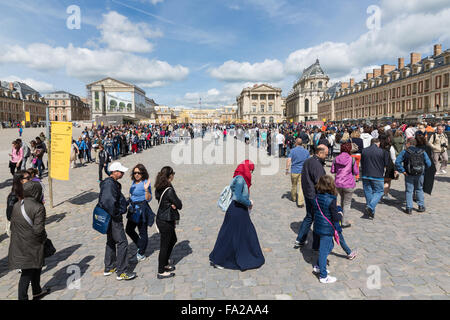 VERSAILLES Parigi, Francia - 30 Maggio: lunghe code di attesa dei visitatori il 30 maggio 2015 all'ingresso del Palazzo di Versailles Foto Stock