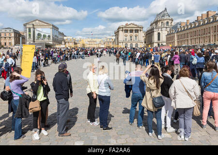 VERSAILLES Parigi, Francia - 30 Maggio: lunghe code di attesa dei visitatori il 30 maggio 2015 all'ingresso del Palazzo di Versailles Foto Stock