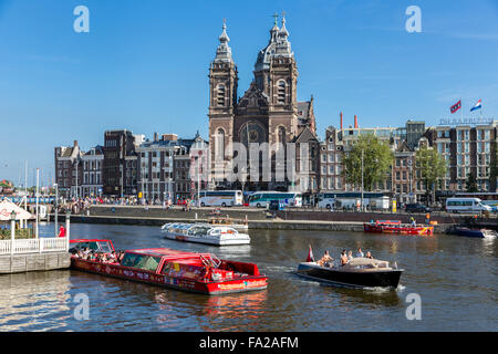 AMSTERDAM, PAESI BASSI - agosto 06: imbarcazione a motore con i turisti in una crociera lungo i canali di Amsterdam vicino alla stazione centrale Foto Stock