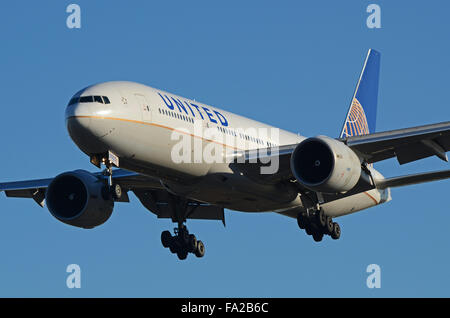 United Airlines Boeing 777 -224(ER) - aereo di linea a reazione N78005 con atterraggio all'aeroporto di Londra Heathrow, Regno Unito Foto Stock