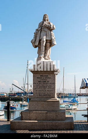 Una statua in marmo bianco del principe di Orange vestito con un pesante soprabito e indossare stivali coscia tenendo un cappello piumato Foto Stock