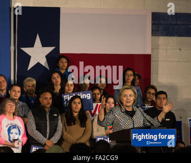 Candidato presidenziale democratico Hillary Clinton parla durante una raccolta di fondi a Mountain View College il 17 novembre 2015 a Dallas, TX. Foto Stock