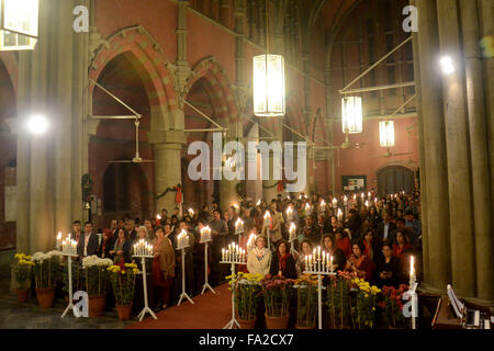 Lahore, Pakistan. Xix Dec, 2015. Cristiani pakistani frequentare il pre-natale domenica servizio presso la chiesa cattedrale in anticipo di Natale a Lahore. Il Natale è stato festeggiato in tutto il Pakistan come altrove nel mondo, T si estendono l amore e la cura per i poveri. © Rana Sajid Hussain/Pacific Press/Alamy Live News Foto Stock