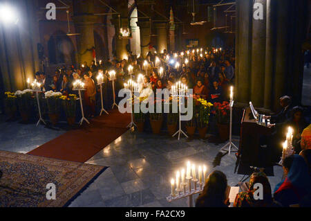 Lahore, Pakistan. Xix Dec, 2015. Cristiani pakistani frequentare il pre-natale domenica servizio presso la chiesa cattedrale in anticipo di Natale a Lahore. Il Natale è stato festeggiato in tutto il Pakistan come altrove nel mondo, T si estendono l amore e la cura per i poveri. © Rana Sajid Hussain/Pacific Press/Alamy Live News Foto Stock