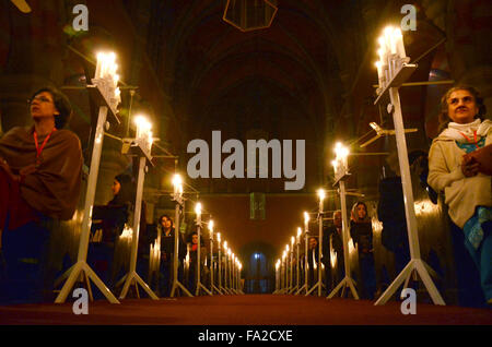 Lahore, Pakistan. Xix Dec, 2015. Cristiani pakistani frequentare il pre-natale domenica servizio presso la chiesa cattedrale in anticipo di Natale a Lahore. Il Natale è stato festeggiato in tutto il Pakistan come altrove nel mondo, T si estendono l amore e la cura per i poveri. © Rana Sajid Hussain/Pacific Press/Alamy Live News Foto Stock