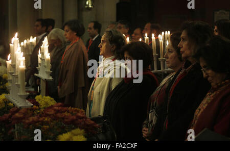 Lahore, Pakistan. Xix Dec, 2015. Cristiani pakistani frequentare il pre-natale domenica servizio presso la chiesa cattedrale in anticipo di Natale a Lahore. Il Natale è stato festeggiato in tutto il Pakistan come altrove nel mondo, T si estendono l amore e la cura per i poveri. © Rana Sajid Hussain/Pacific Press/Alamy Live News Foto Stock