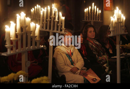 Lahore, Pakistan. Xix Dec, 2015. Cristiani pakistani frequentare il pre-natale domenica servizio presso la chiesa cattedrale in anticipo di Natale a Lahore. Il Natale è stato festeggiato in tutto il Pakistan come altrove nel mondo, T si estendono l amore e la cura per i poveri. © Rana Sajid Hussain/Pacific Press/Alamy Live News Foto Stock