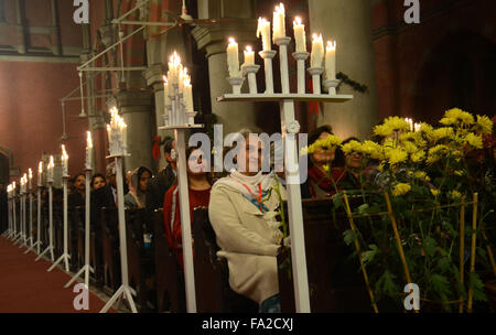 Lahore, Pakistan. Xix Dec, 2015. Cristiani pakistani frequentare il pre-natale domenica servizio presso la chiesa cattedrale in anticipo di Natale a Lahore. Il Natale è stato festeggiato in tutto il Pakistan come altrove nel mondo, T si estendono l amore e la cura per i poveri. © Rana Sajid Hussain/Pacific Press/Alamy Live News Foto Stock